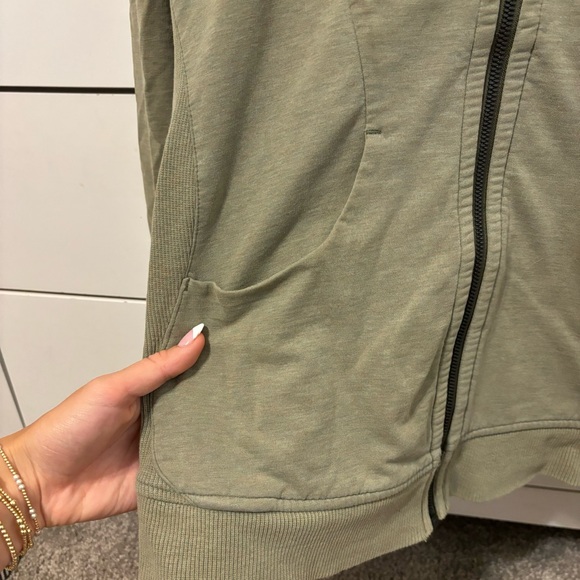 Lululemon On The Daily Hoodie
Heathered Fatigue Fog - Picture 7 of 12